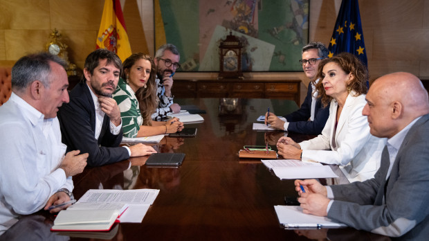 Las delegaciones del PSOE y Sumar, en la reunión de este miércoles en el Congreso