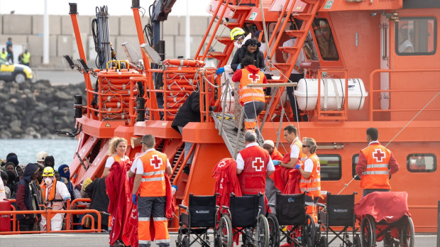 Varios servicios de emergencia atienden a migrantes recién rescatados de un cayuco, en Lanzarote