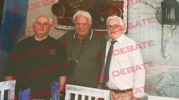 Felipe González, con su amigo Antonio García, dueño de Casa García, en Asilah (Tánger)