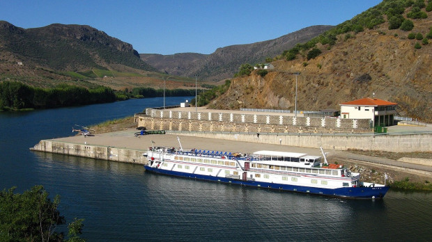 Una embarcación junto al muelle