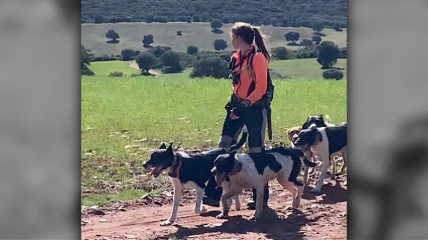 Cada vez más mujeres son Rehaleras. Entran al monte liderando sus de perros a los que defienden y apoyan en cualquier circunstancia.