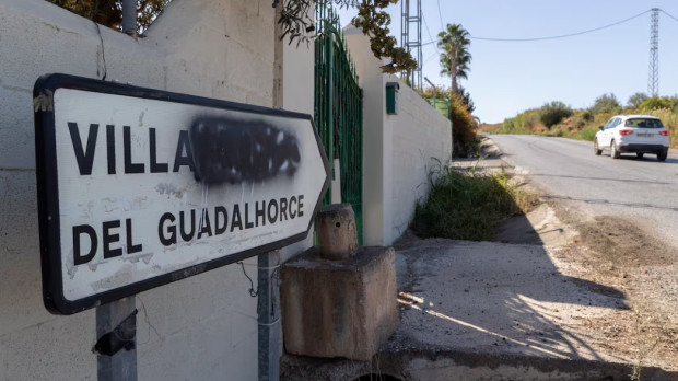 Señal que indica la entrada a la pedanía malagueña de Villafranco del Guadalhorce, perteneciente a la localidad de Alhaurín el Grande, con parte del nombre tachado