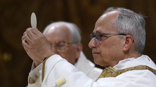 El Papa León XIV celebra una Santa Misa con los cardenales en la Capilla Sixtina del Vaticano el 9 de mayo de 2025 al término del Cónclave