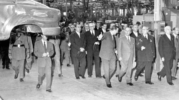 Francisco Franco inaugura la fábrica de SEAT en Barcelona