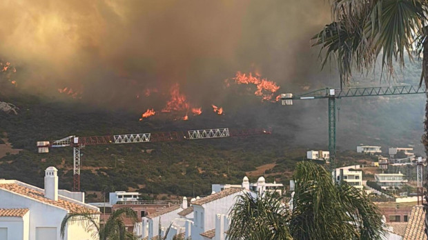 Viviendas en la playa de Atlanterra, cerca del incendio