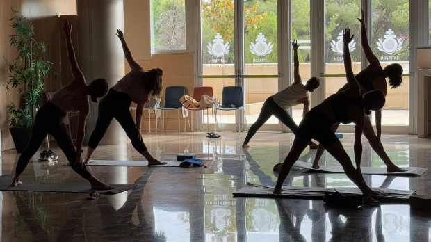 Un momento de la primera sesión de yoga para trabajadores del Hospital San Juan de Dios de Córdoba