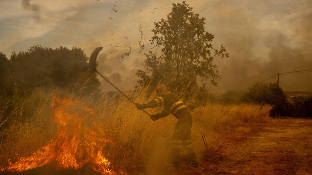 Un voluntario realiza labores de extinción en el incendio de Oímbra (Orense) este martes