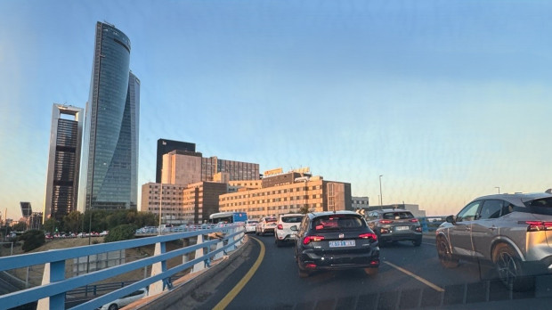 Todo el tráfico de la Castellana se reduce a un solo carril