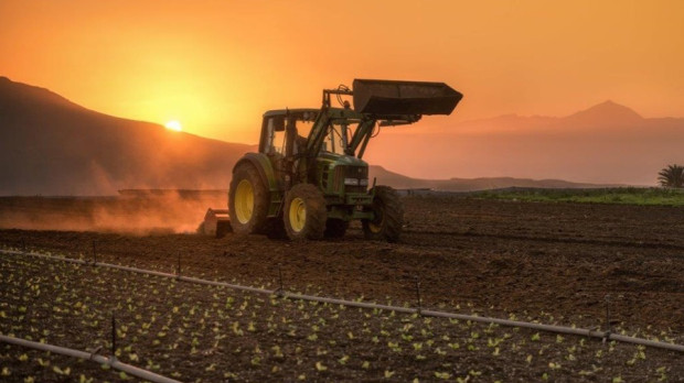 Un tractor realiza labores en el campo, en una imagen de archivo