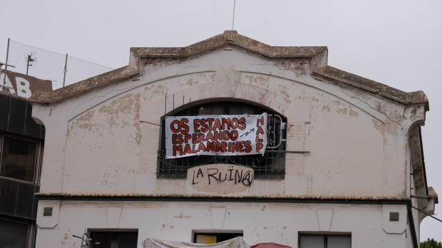 Fachada del edificio okupado de Barcelona ‘La Ruïna’, en 2023. Hoy está desalojado y en proceso de derribo.