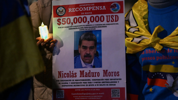 Un cartel con la recompensa por la captura del presidente venezolano, Nicolás Maduro