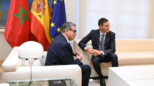El presidente del Gobierno, Pedro Sánchez (d), y el primer ministro de Marruecos, Aziz Akhannouch (i), durante una reunión, en el Palacio de la Moncloa
