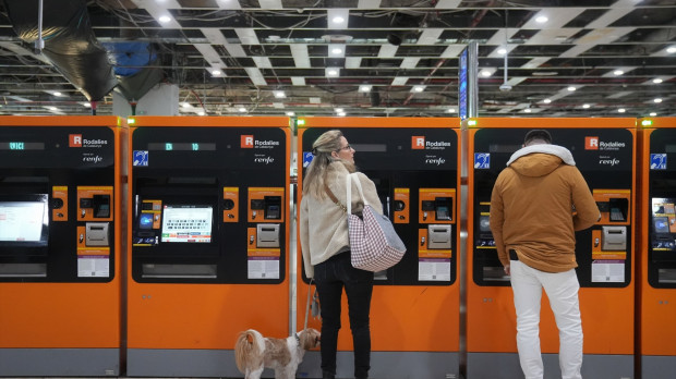 Usuarios de Rodalies, en la estación de Sants de Barcelona