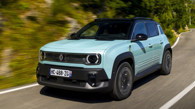 El logo iluminado y los faros enmarcados en una franja negra dar personalidad al frontal