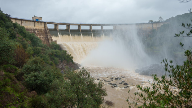 Imagen de la presa del Gergal dentro del término municipal de Guillena (Sevilla) aliviando agua