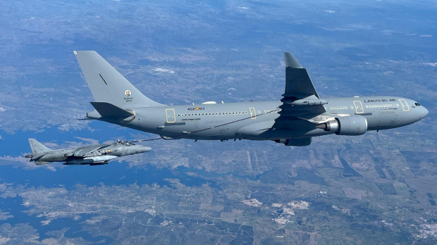 Un Harrier AV-8B+ realiza relleno de combustible en vuelo con un A-330 del 
Ejército del Aire y del Espacio