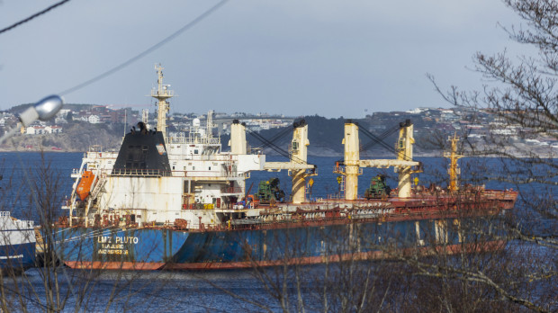 Buque granelero LMZ Pluto remolcado frente a Bremsnes, municipio de Averoy, Noruega