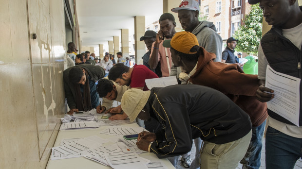Oficinas de Correos, de la Seguridad Social y de Extranjería comienzan este lunes a atender a migrantes sobre la regularización extraordinaria aprobada por el Gobierno