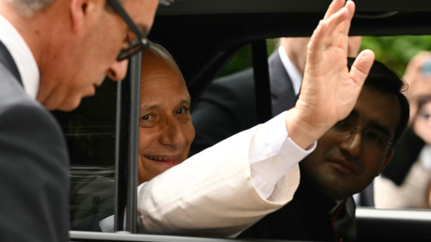 León XIV saluda a los fieles desde dentro del 'papamovil'