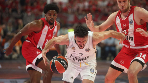 ATHENS (Greece), 24/05/2026.- Sasha Vezenkov (R) of Olympiacos in action against Facundo Campazzo (C) of Real Madrid during the Euroleague Basketball Final Four tournament finals match between Olympiacos Piraeus and Real Madrid, in Athens, Greece, 24 May 2026. (Baloncesto, Euroliga, Grecia, Atenas, Pireo) EFE/EPA/GEORGIA PANAGOPOULOU