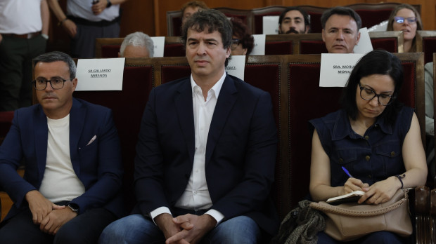 El hermano del presidente del gobierno David Sánchez (c); el exlíder del PSOE extremeño, Miguel Ángel Garrido (1i), y Elisa Moriano Morales (d), durante un juicio en la Audiencia Provincial de Badajoz