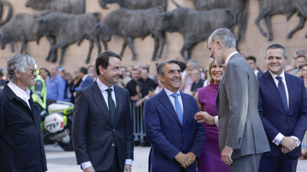 El Rey Felipe VI saluda a las autoridades antes de la corrida de la A