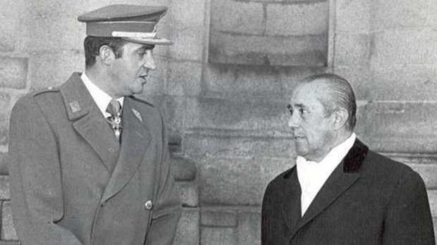 Juan Carlos I con el entonces presidente del Gobierno, Carlos Arias Navarro