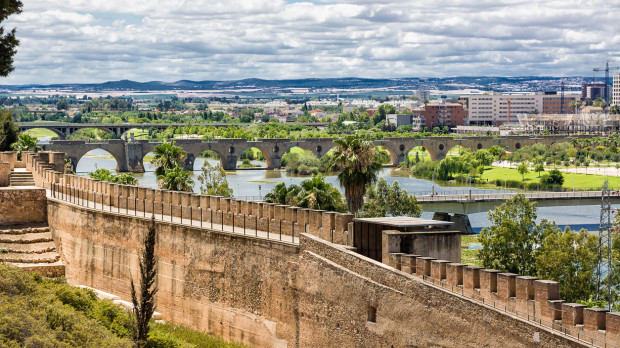 Badajoz, el río Guadiana y las murallas de su Alcazaba