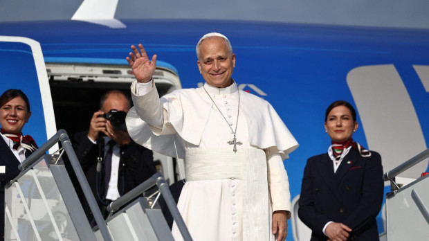 El Papa León XIV, subiendo al avión que le traerá a España