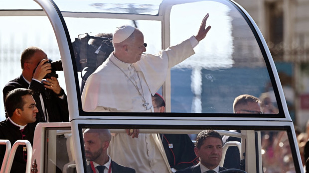 El Papa León XIV saluda desde el papamóvil al salir de la catedral de la Almudena