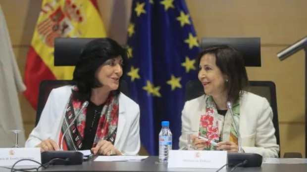 La directora del CNI, Esperanza Casteleiro, junto a la ministra de Defensa, Margarita Robles