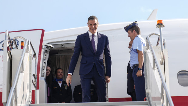 Pedro Sánchez descendiendo del avión en Ankara, para participar en la cumbre de la OTAN