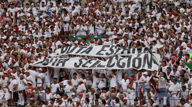 La plaza de toros de Pamplona ha vivido este viernes unos minutos de tensión en los prolegómenos de la corrida de Morante de la Puebla, Borja Jiménez y Pablo Aguado. Poco antes del comienzo, dos pancartas con los textos «Puta España» y «Puta selección» han aparecido en una parte del tendido, gesto que ha sido abucheado por la gran mayoría del público que, a su vez, ha cantado el «Que viva España» de Manolo Escobar