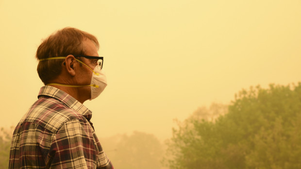 Una persona rodeada de humo de un incendio