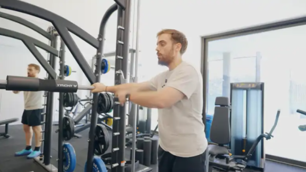 Ibai Llanos en el gimnasio de su casa de Barcelona