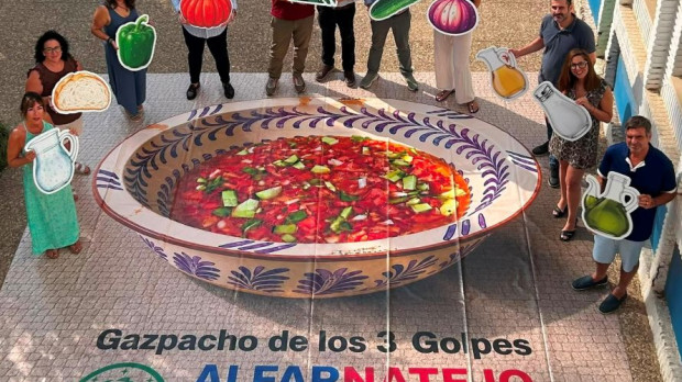 1.200 litros en un gazpacho 'gigante' para repartir