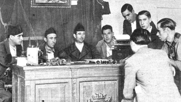 Milicianos en un comité revolucionario en Vallecas al inicio de la Guerra Civil