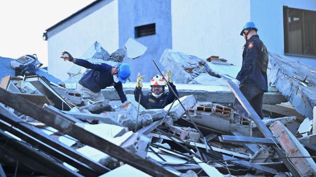 Bomberos buscan supervivientes entre los escombros de un edificio derrumbado