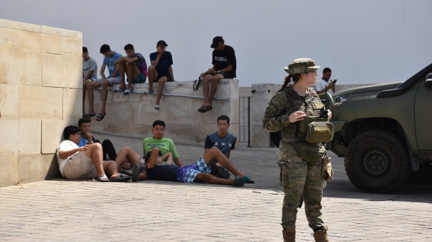 Menores marroquíes en Ceuta junto a militares españoles
