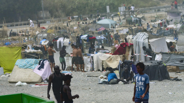 Campamento de inmigrantes en la playa de El Trampolín de Ceuta