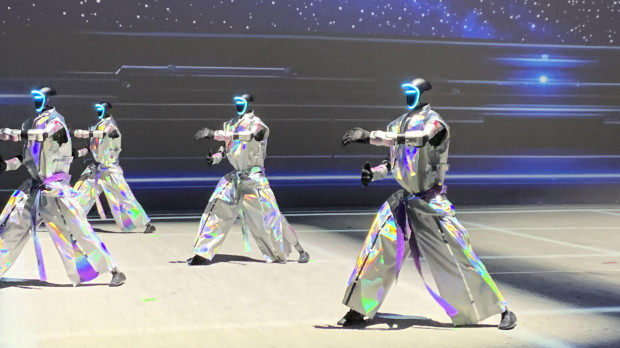 Unos robots bailan una canción de K-pop durante la apertura del Galaxy Robot Park