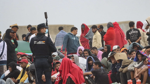 CEUTA, 21/08/2026.- La policía vigila a inmigrantes que continúan viviendo en las inmediaciones de la playa del Trampolín en Ceuta, este viernes. El secretario de Estado Juventud e Infancia, Rubén Pérez Correa, ha considerado