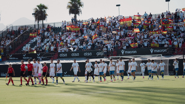 Los jugadores de la AD Ceuta y la UD Las Palmas lucen el mensaje de