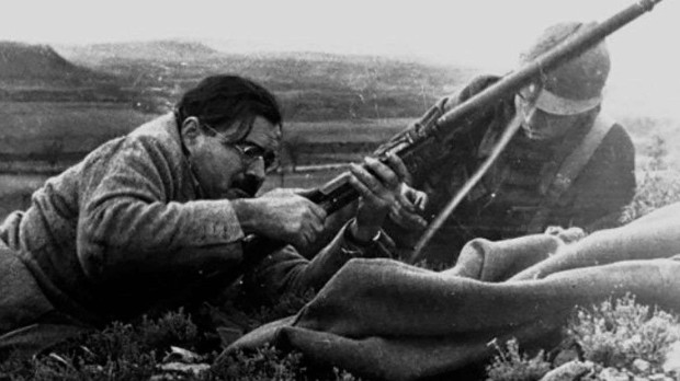 Hemingway posando con un fusil en la sierra de Guadarrama