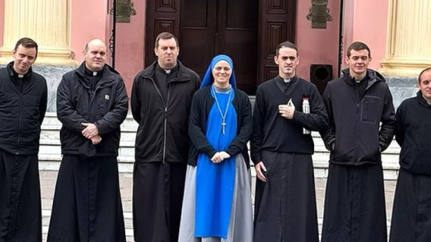 Los seis hijos sacerdotes y una de las hermanas religiosas estuvieron presentes en un encuentro familiar