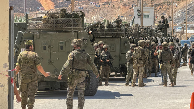 Militares españoles en la frontera del Tarajal en Ceuta