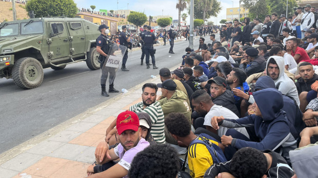 Inmigrantes frente a la explanada de embotellamiento de Loma Colmenar, Ceuta