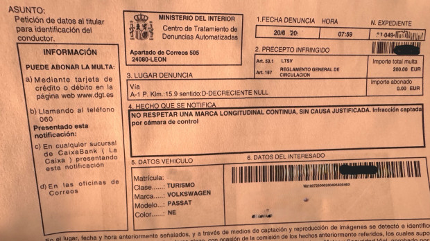 Imagen de una multa por saltarse la línea continua