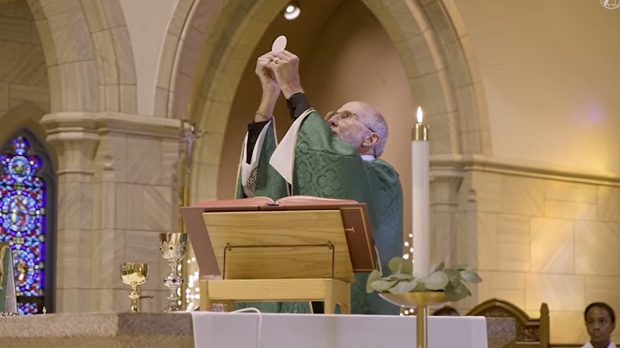Peter Adamsky celebrando la Santa Misa