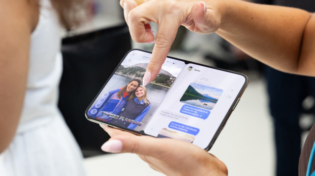 Un asistente manipula el iPhone Duo de Apple, el primer teléfono inteligente plegable de la compañía